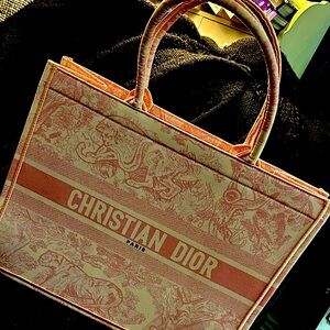 Wonen‘s Christian Dior Tote/Book Bag.